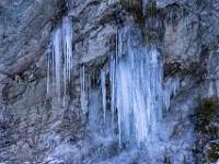 Eiszapfen Gruppen hängen von der Felswand